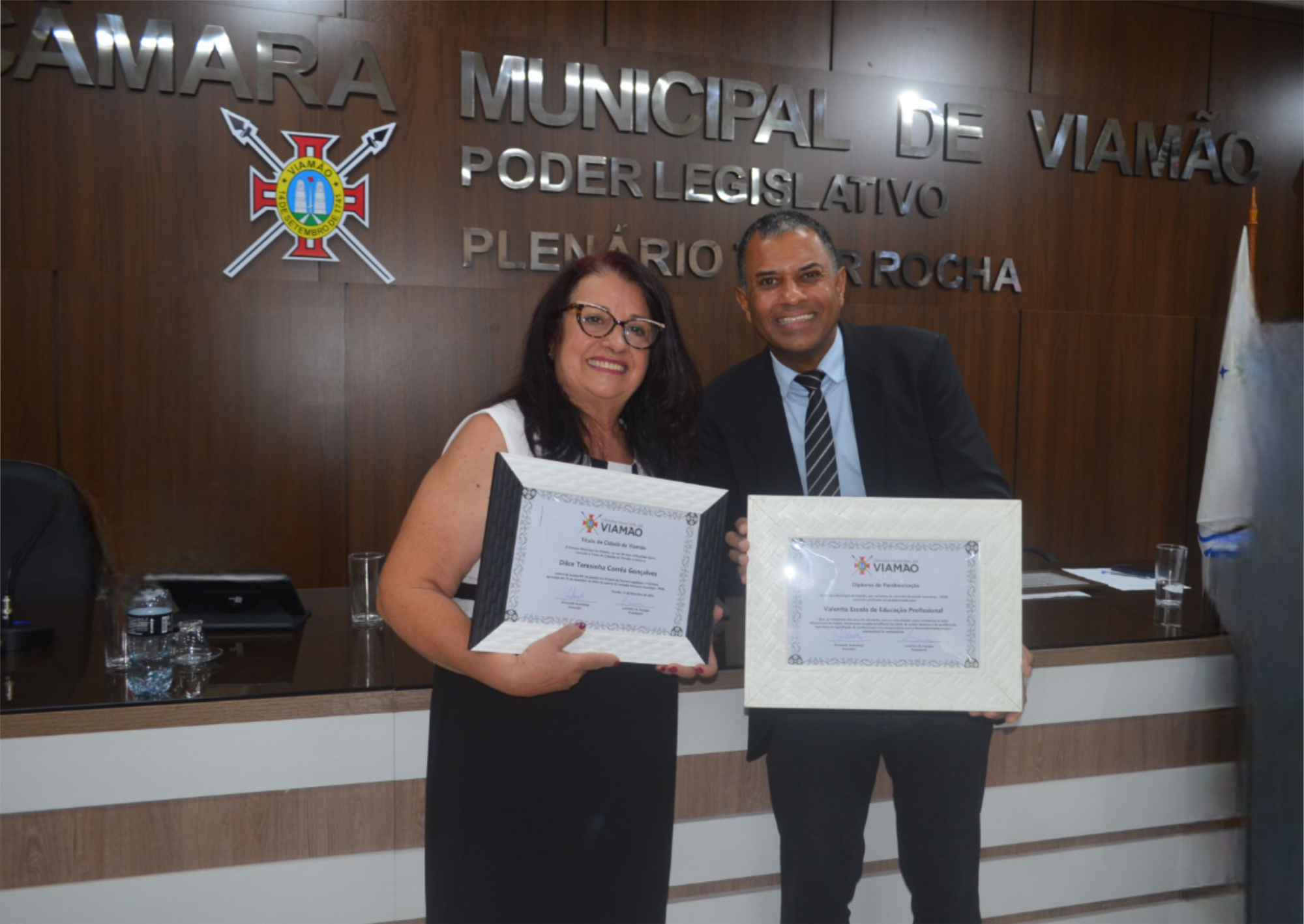 Escola Valentia e Diretora Dilce recebem homenagens da Câmara Municipal